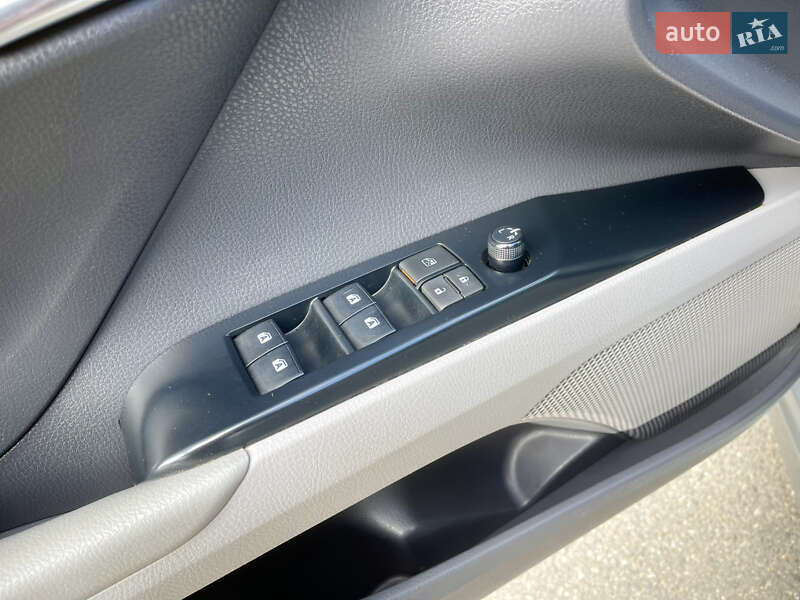 Седан Toyota Camry 2020 в Киеве