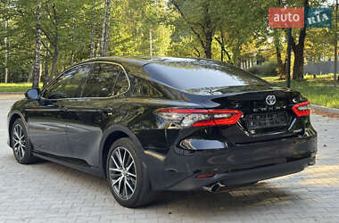 Седан Toyota Camry 2023 в 