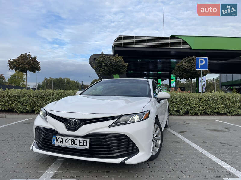 Седан Toyota Camry 2018 в Києві