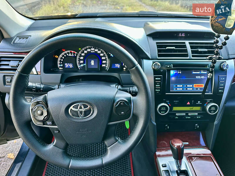 Седан Toyota Camry 2013 в Сумах