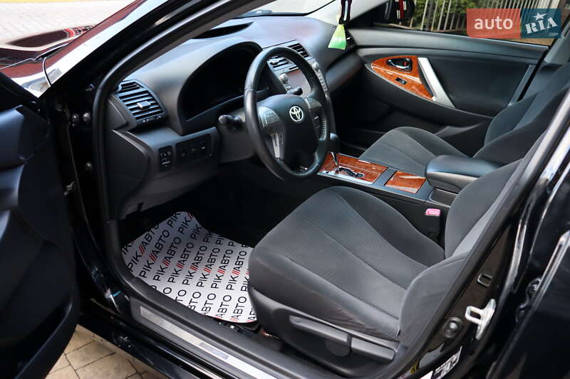 Седан Toyota Camry 2011 в Львові