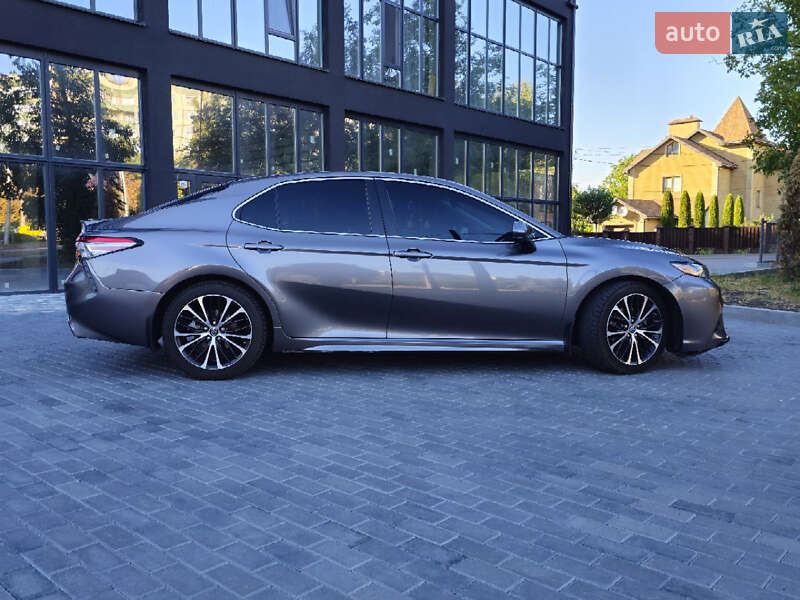 Седан Toyota Camry 2018 в Полтаве