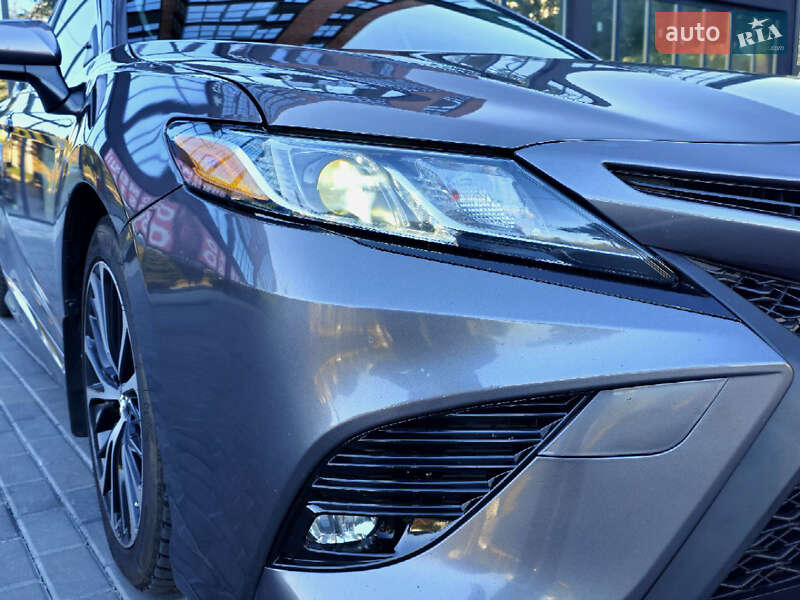 Седан Toyota Camry 2018 в Полтаве