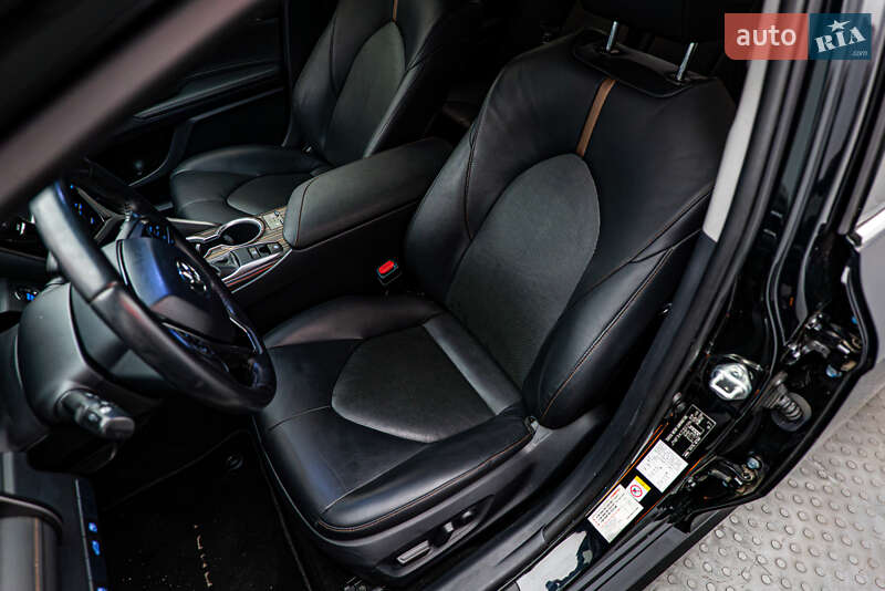 Седан Toyota Camry 2018 в Києві