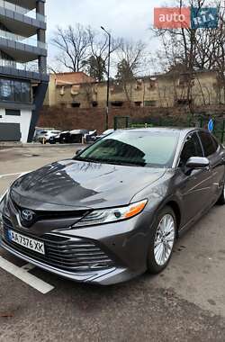 Седан Toyota Camry 2017 в Киеве