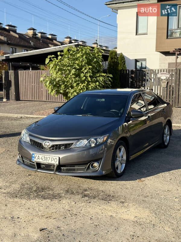 Седан Toyota Camry 2014 в Киеве