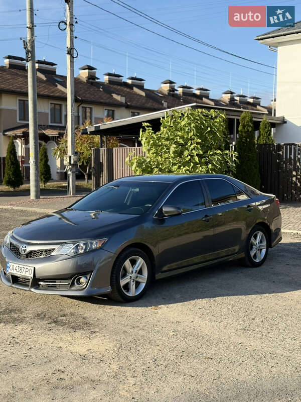Седан Toyota Camry 2014 в Киеве