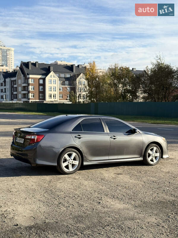 Седан Toyota Camry 2014 в Киеве
