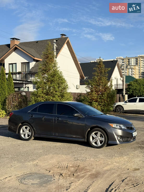 Седан Toyota Camry 2014 в Киеве