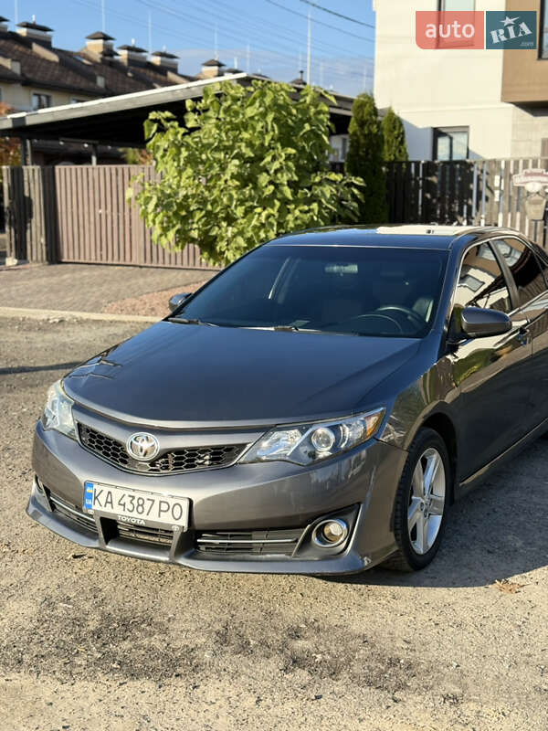 Седан Toyota Camry 2014 в Киеве