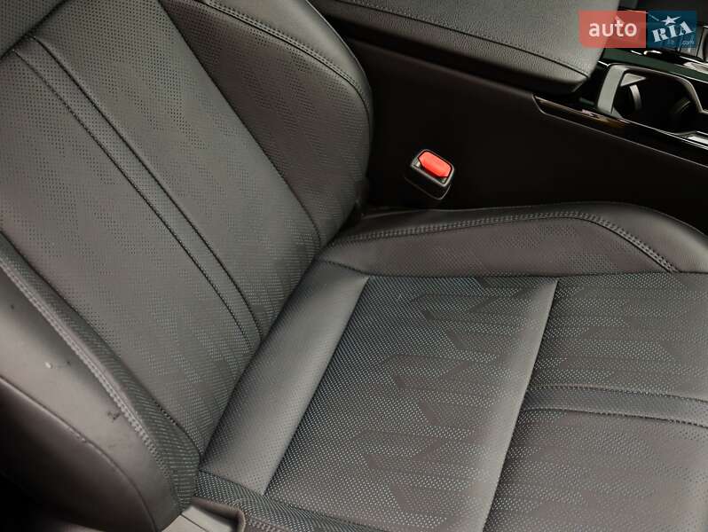 Седан Toyota Camry 2024 в Києві