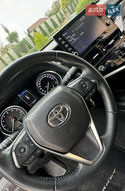 Седан Toyota Camry 2023 в 