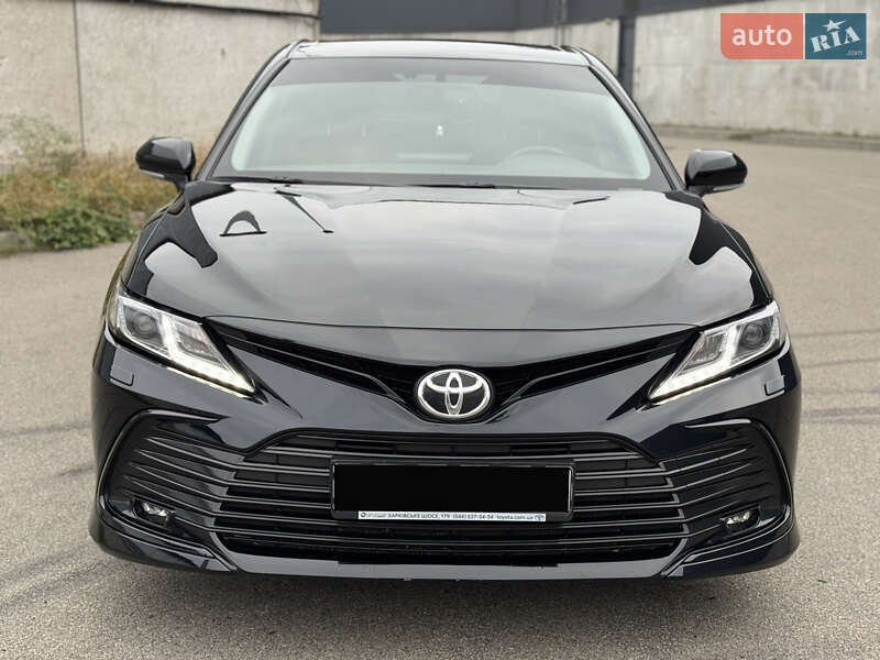 Седан Toyota Camry 2023 в Киеве