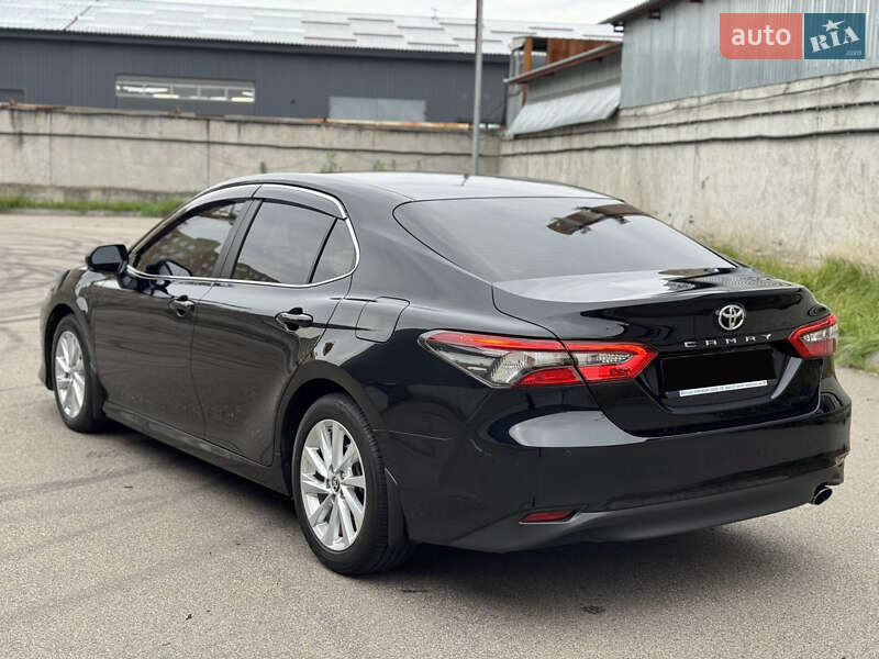 Седан Toyota Camry 2023 в Киеве