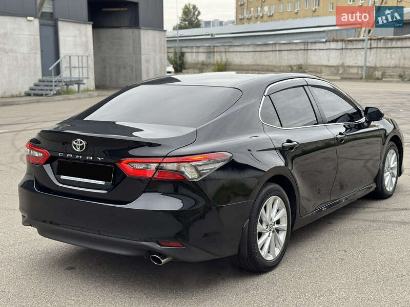 Седан Toyota Camry 2023 в Киеве