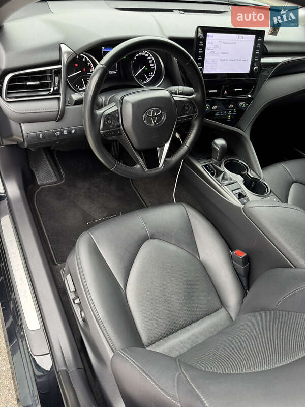 Седан Toyota Camry 2023 в Киеве