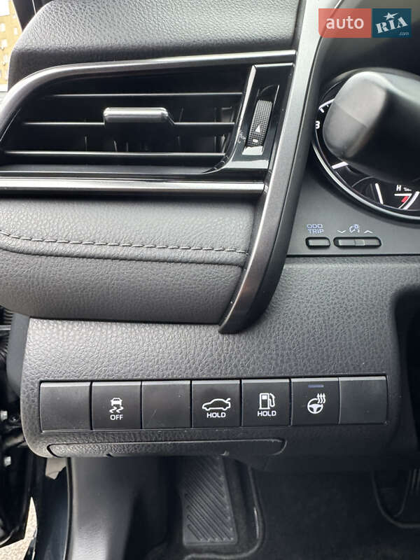 Седан Toyota Camry 2023 в Киеве