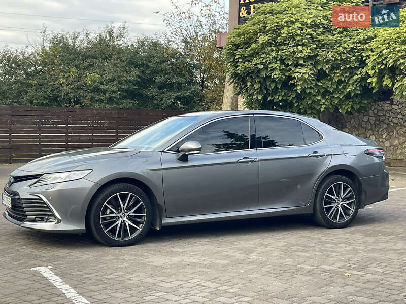 Седан Toyota Camry 2023 в Рівному