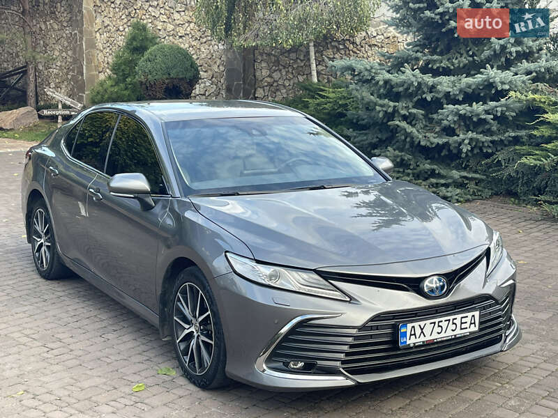 Седан Toyota Camry 2023 в Рівному