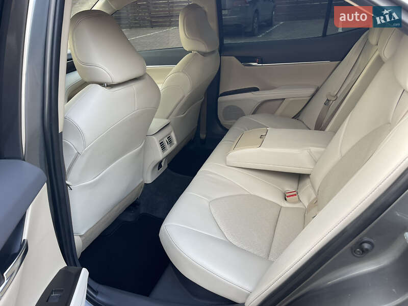 Седан Toyota Camry 2023 в Рівному
