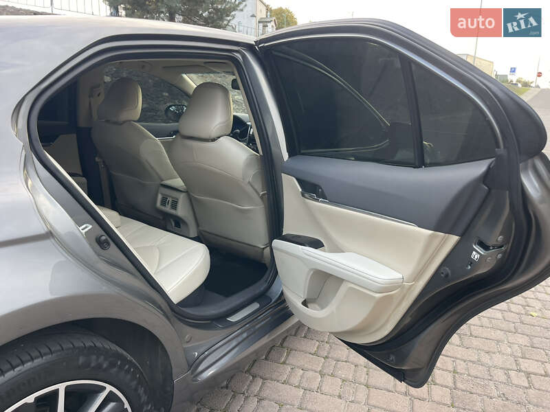 Седан Toyota Camry 2023 в Рівному