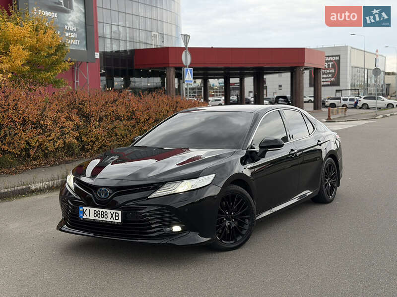 Седан Toyota Camry 2019 в Киеве