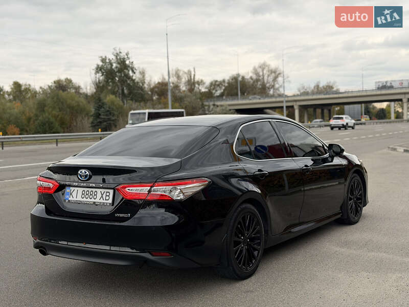 Седан Toyota Camry 2019 в Киеве
