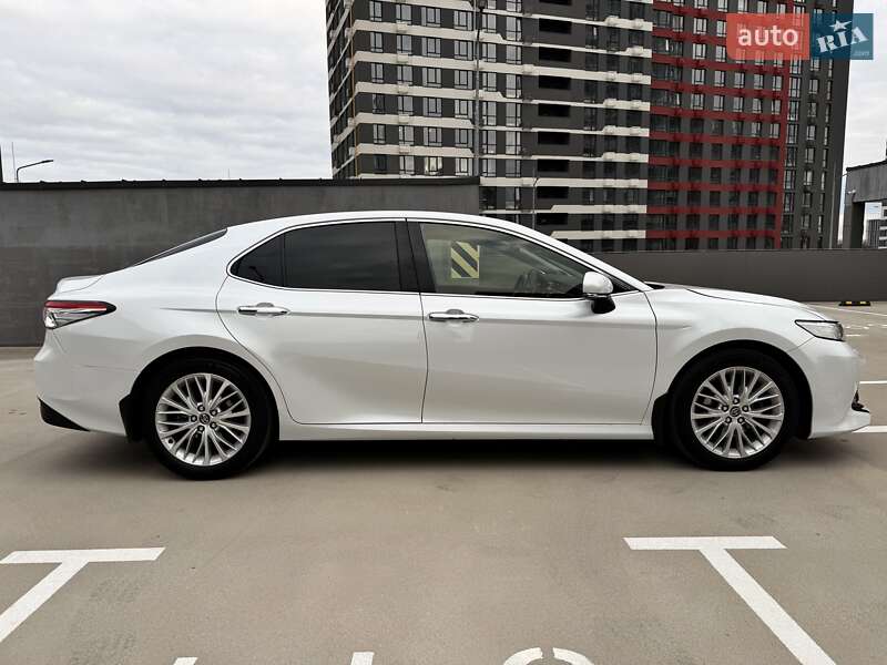 Седан Toyota Camry 2018 в Києві
