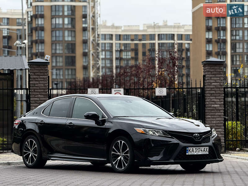 Седан Toyota Camry 2018 в Киеве