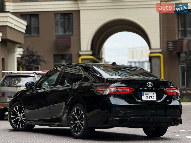 Седан Toyota Camry 2018 в Киеве