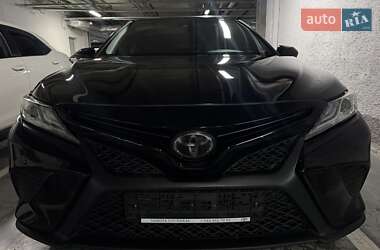 Седан Toyota Camry 2019 в Киеве