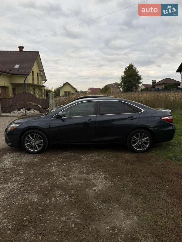 Седан Toyota Camry 2017 в Чернівцях