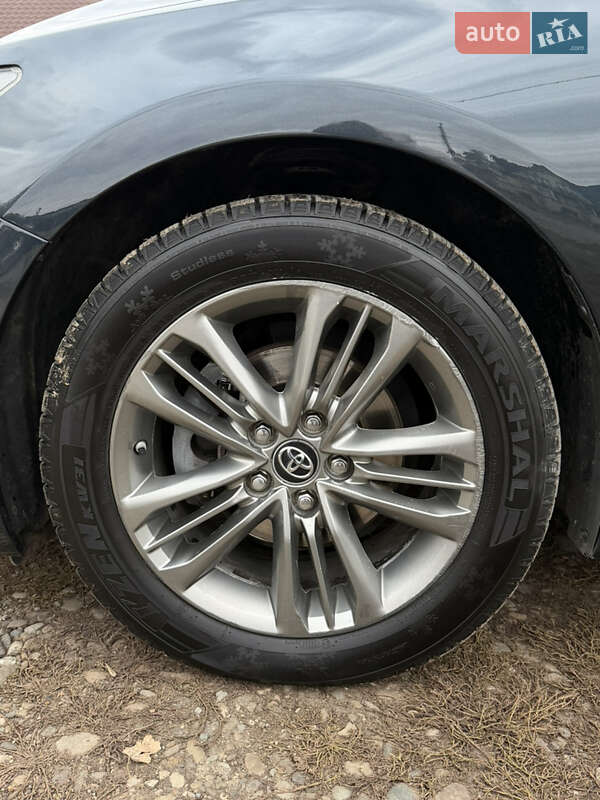 Седан Toyota Camry 2017 в Чернівцях