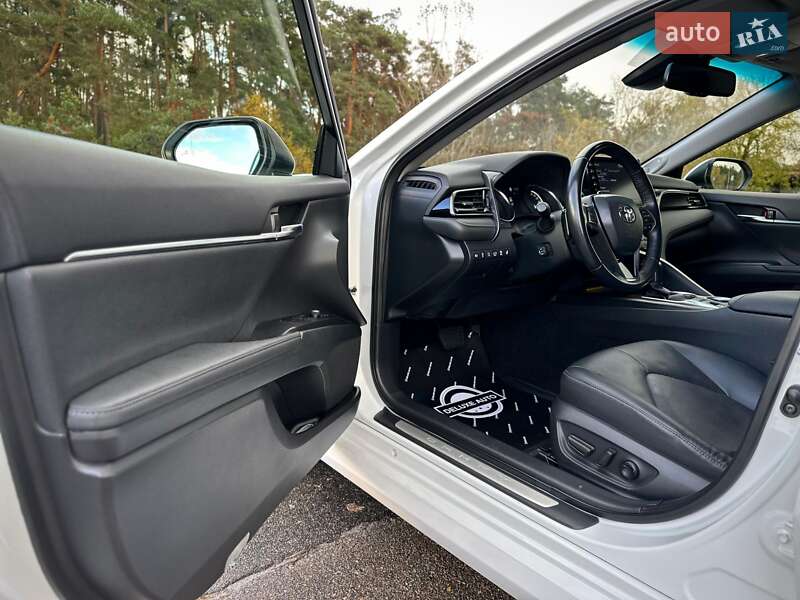 Седан Toyota Camry 2021 в Киеве