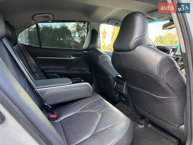 Седан Toyota Camry 2021 в Киеве