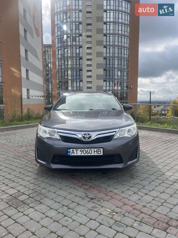 Седан Toyota Camry 2014 в Ивано-Франковске