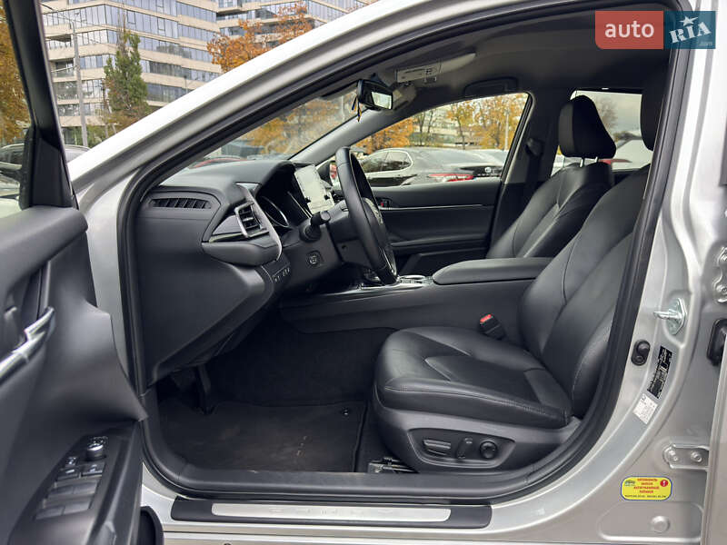 Седан Toyota Camry 2021 в Днепре