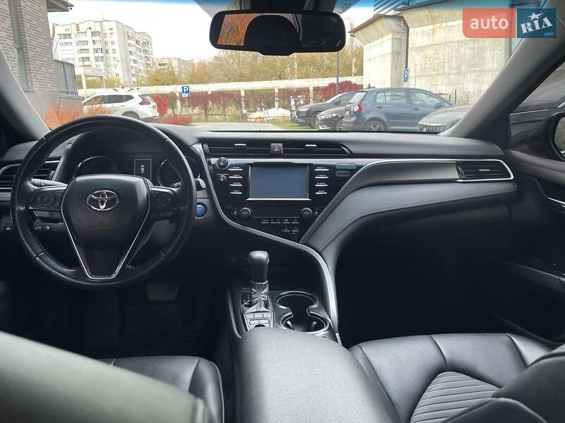Седан Toyota Camry 2018 в Львове