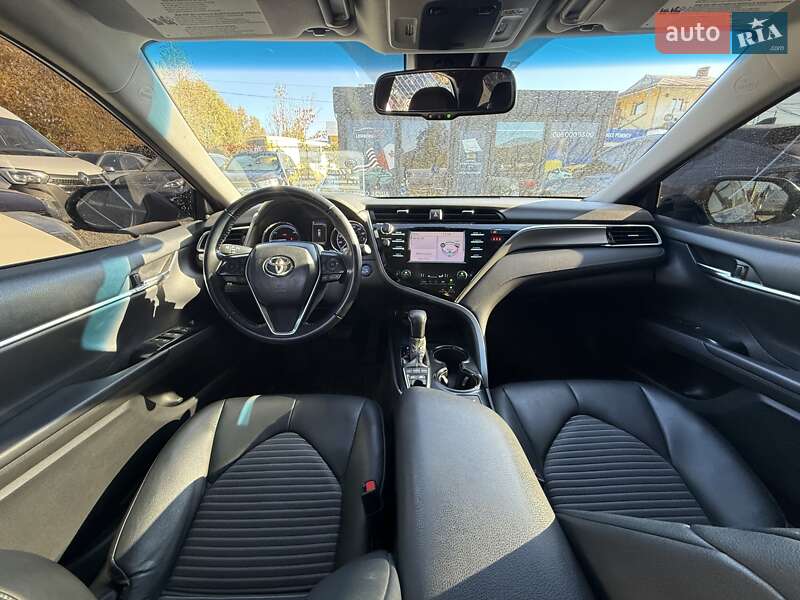 Седан Toyota Camry 2018 в Львове