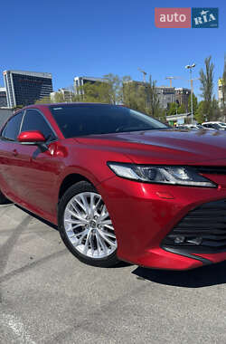 Седан Toyota Camry 2018 в Львове