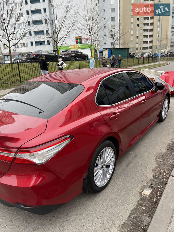 Седан Toyota Camry 2018 в Львові