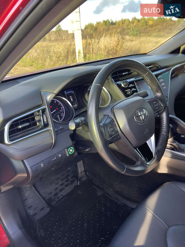 Седан Toyota Camry 2018 в Львові