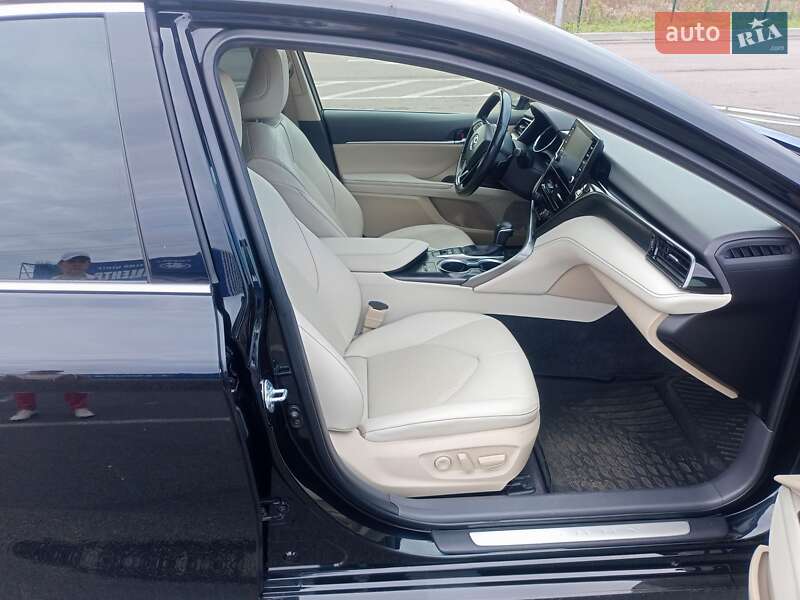 Седан Toyota Camry 2021 в Ровно