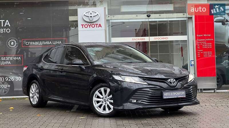 Седан Toyota Camry 2019 в Ужгороді