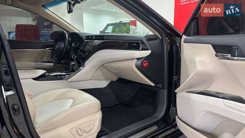 Седан Toyota Camry 2019 в Ужгороді