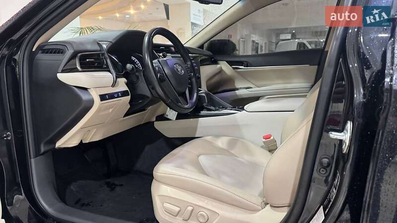 Седан Toyota Camry 2019 в Ужгороді