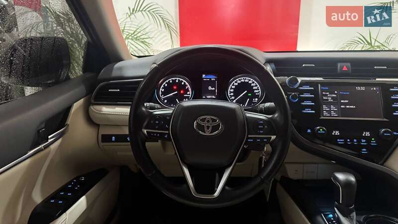 Седан Toyota Camry 2019 в Ужгороді