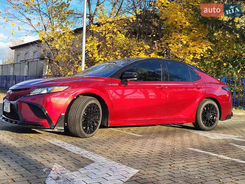 Седан Toyota Camry 2018 в Тернополе