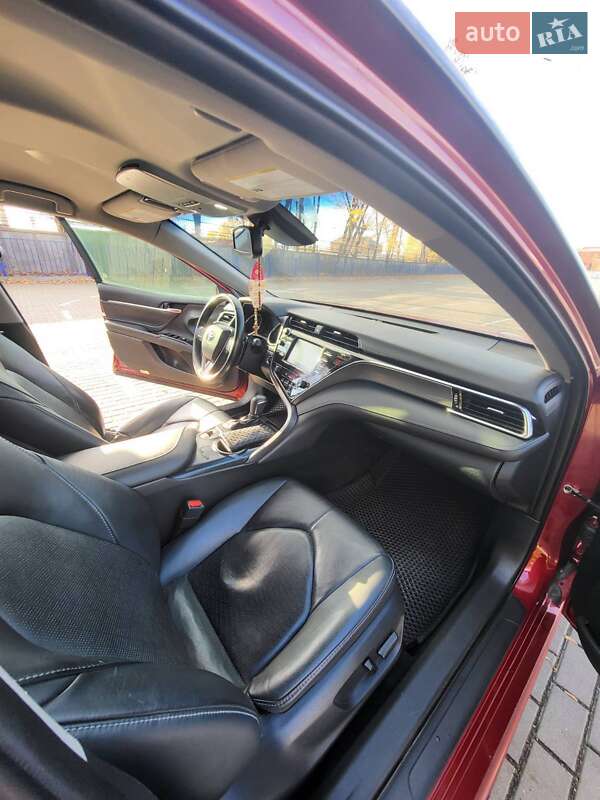 Седан Toyota Camry 2018 в Тернополе