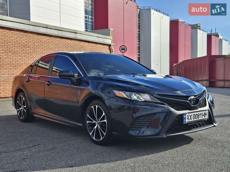 Седан Toyota Camry 2018 в Киеве